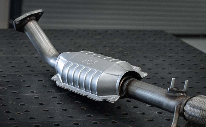 MagnaFlow Universal Catalytic Converter 2.25 W/Single O2 Boss