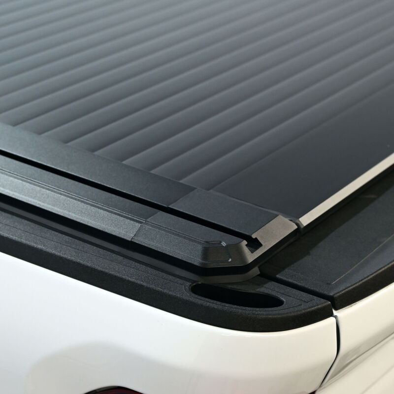 Westin 17-26 Ford F-250/F-350/F-450/F-550 SD 6ft 10in Bed Manual Retractable Tonneau Cover - Black