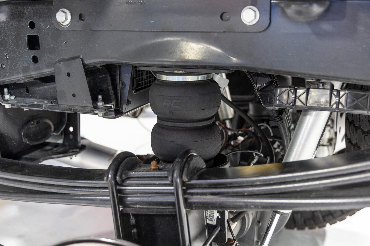 Air Spring Kit w/compressor | Wireless Controller | Ford F-250/F-350 Super Duty (17-25)