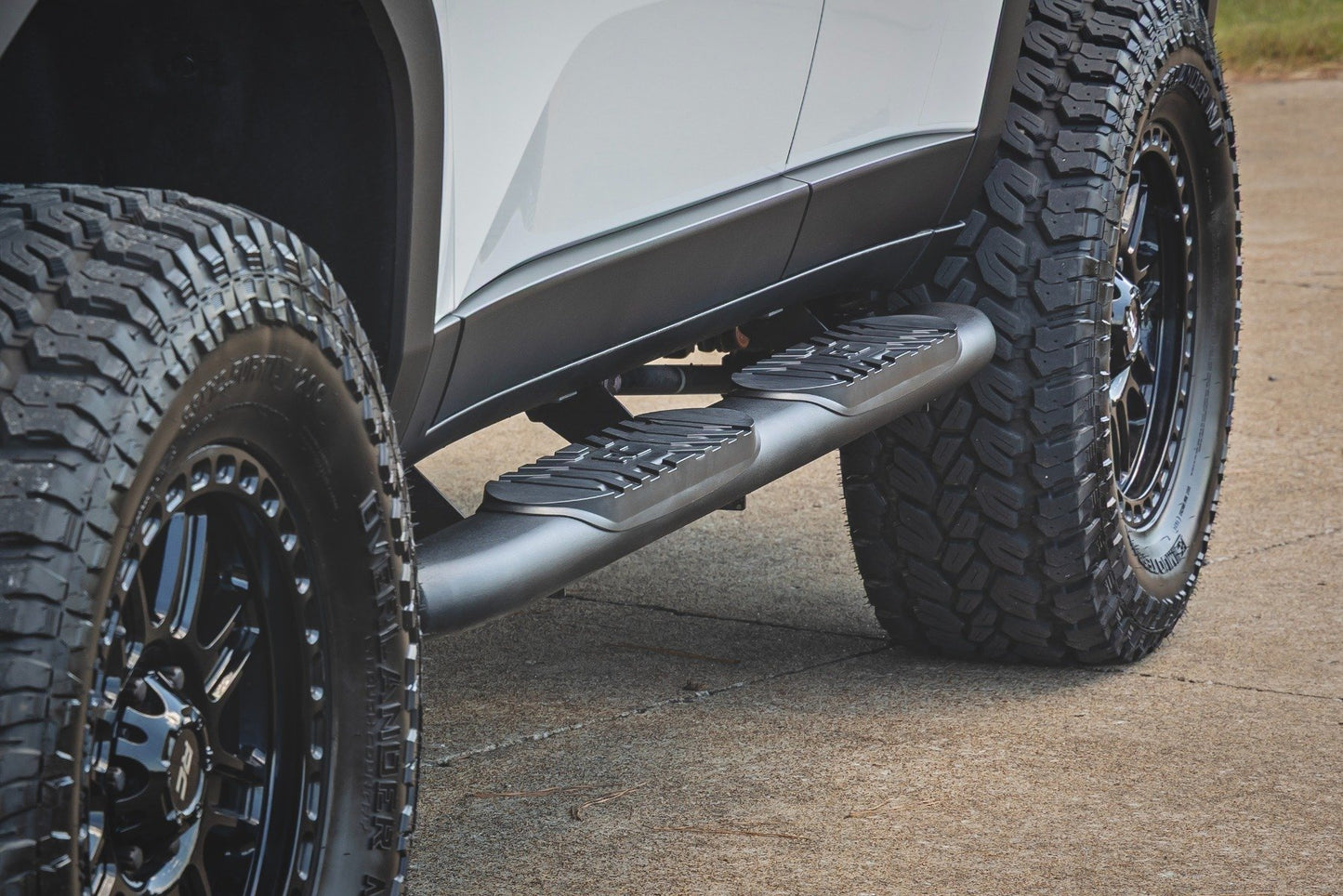 Oval Nerf Steps | Black | Toyota Land Cruiser 4WD (2024-2025)
