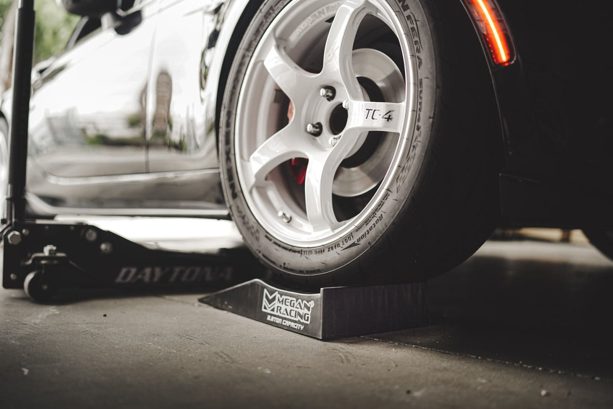 Single Piece 2.5 Ton Drive-On Ramps (Set of 2) – MR-RAMP-03